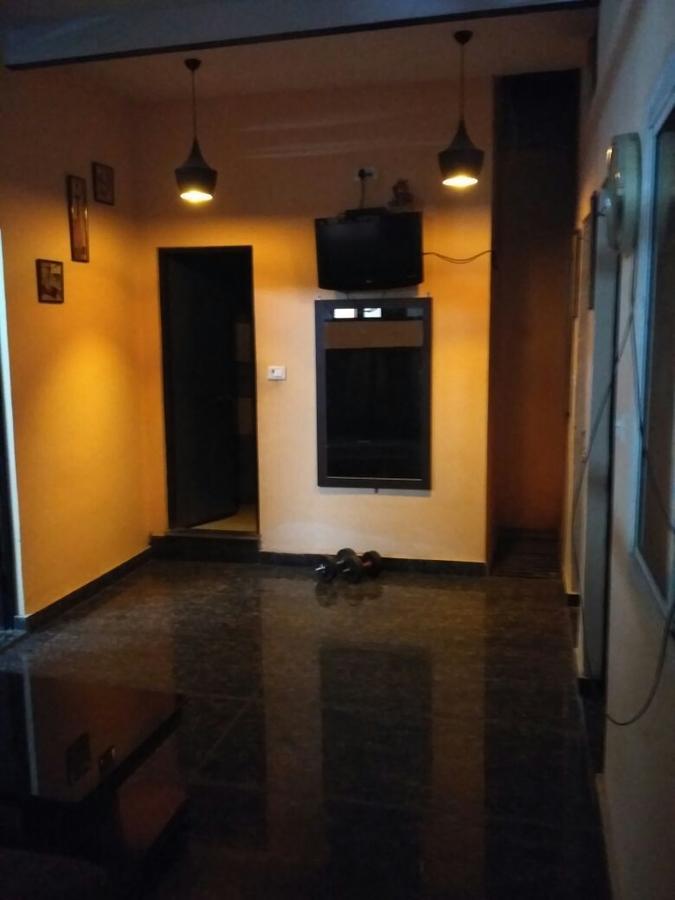 Metro House Hotel New Delhi Exterior photo